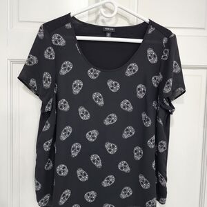 torrid Black Short Sleeve Scoop Neck Top with White Skull Print